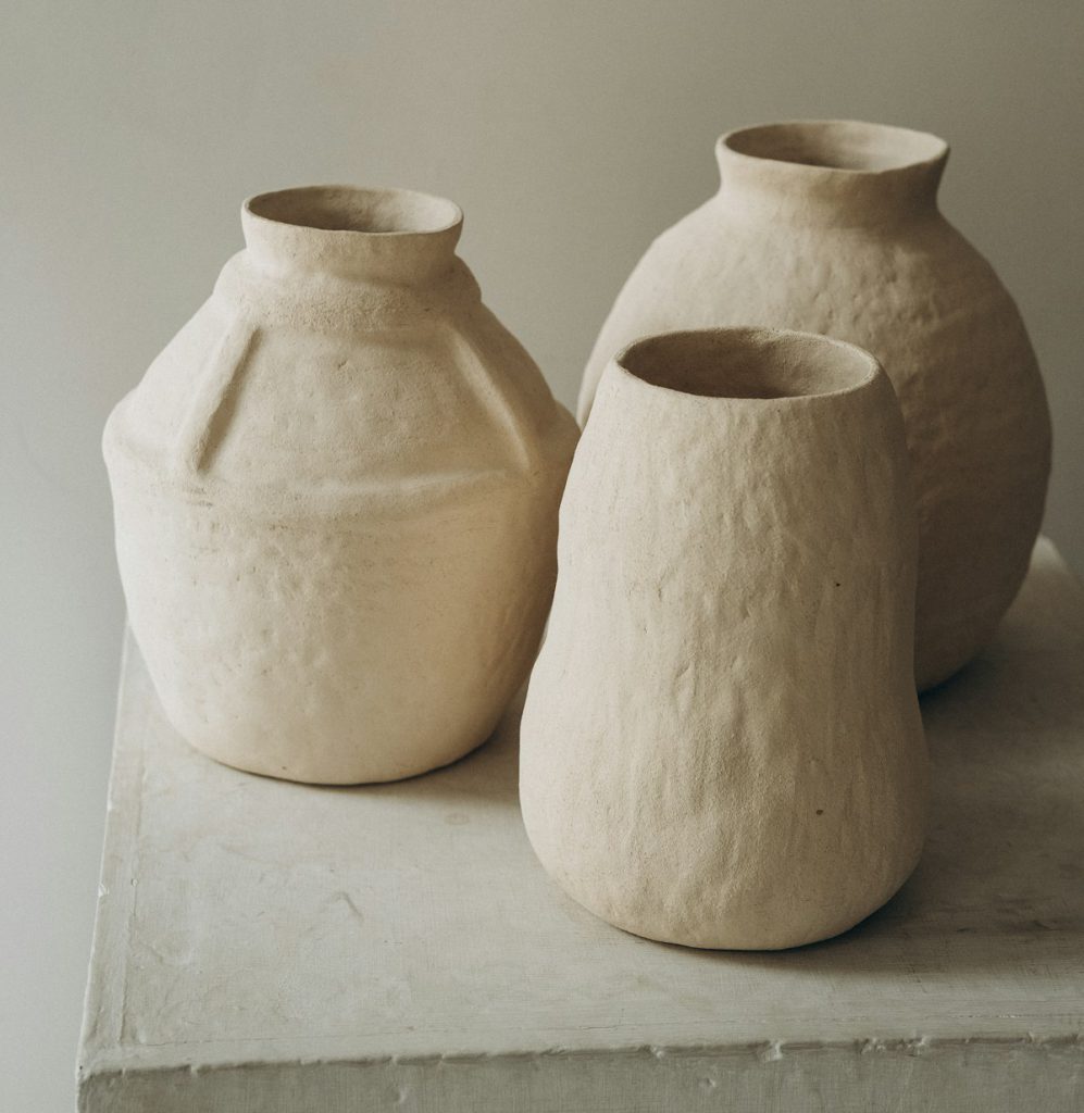 Trois vases en grès brut