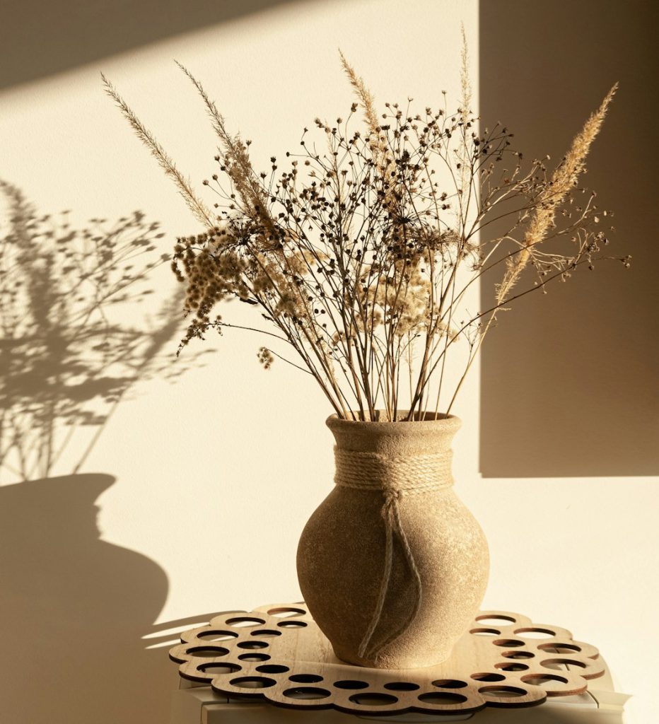 Vase et fleurs séchées au soleil