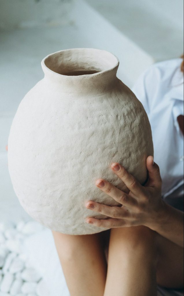 Grand vase texturé tenu à deux mains